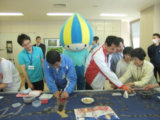 ワークショップに参加する古田知事と尾関市長の写真