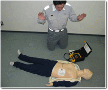 AED（自動体外式除細動器）の操作写真