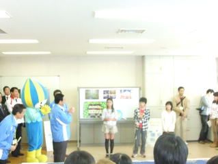小中学生に古田知事から記念品を贈呈する様子